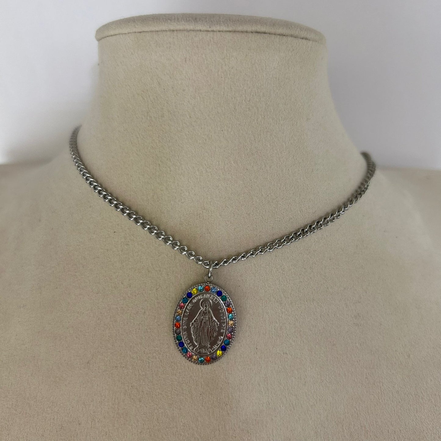 Collar Medalla Virgen Iluminada