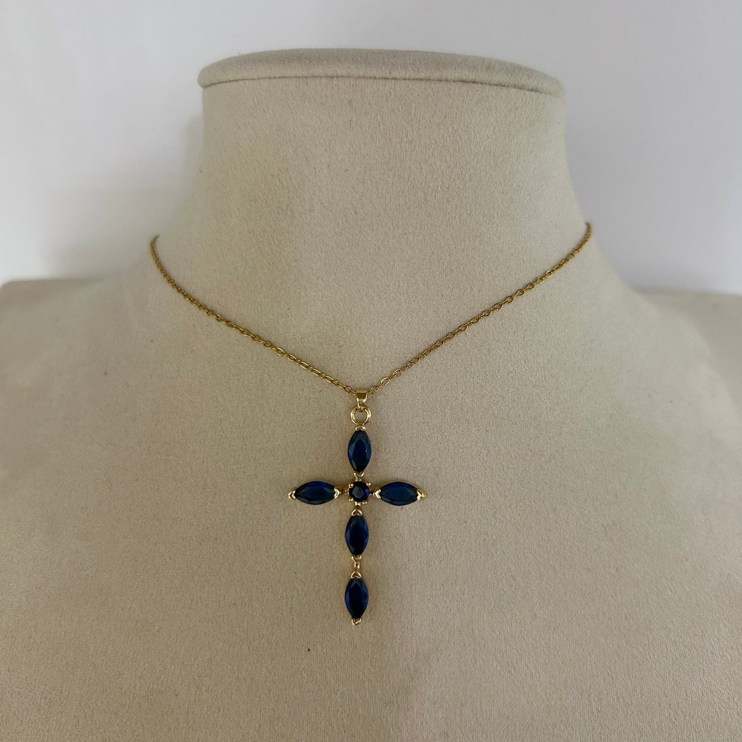 Collar Cruz Elegante