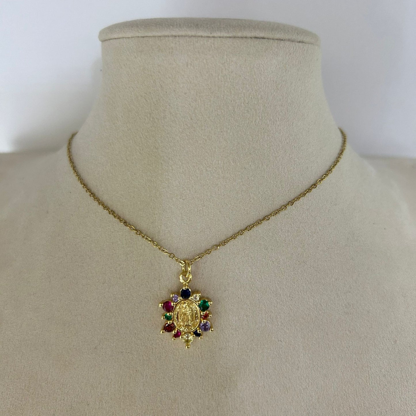 Collar Medalla Virgen Colorida