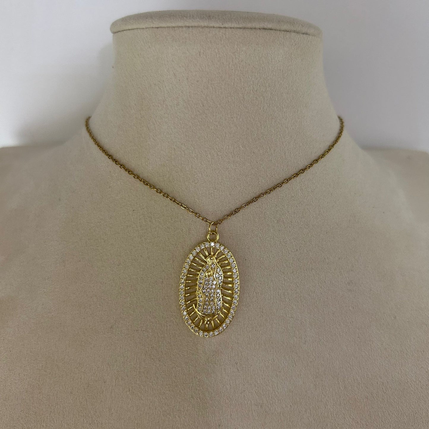 Collar Medalla Virgen Efecto