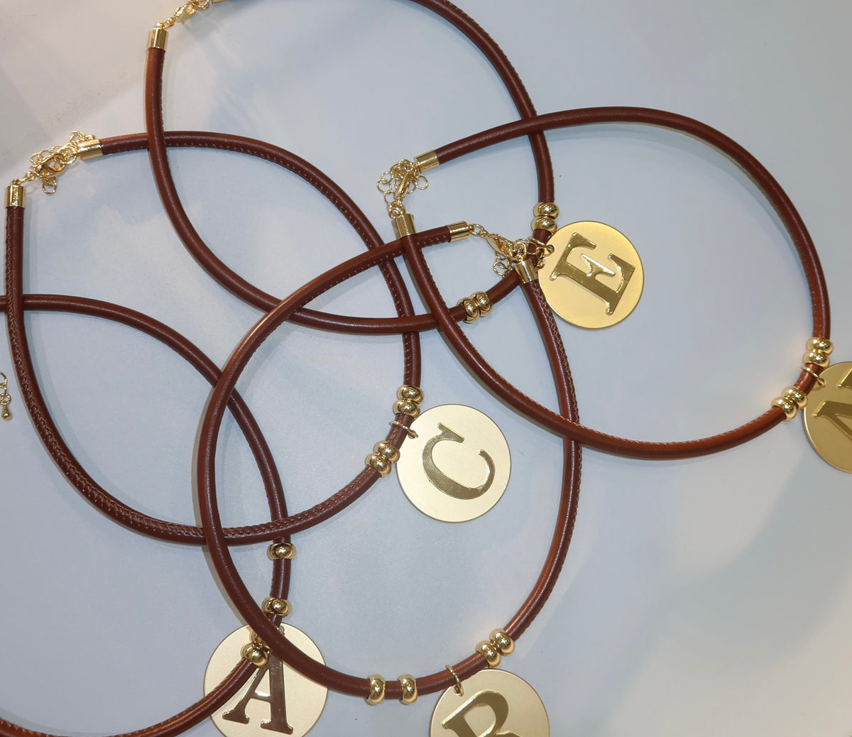 Collar Inicial Cuero