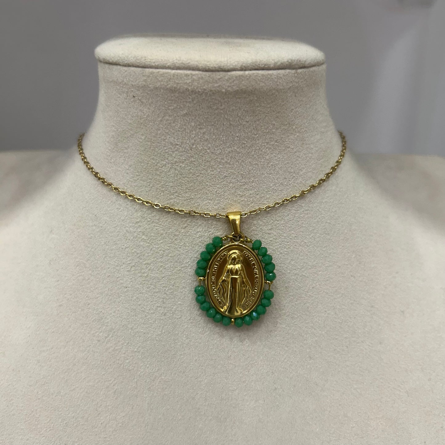 Collar Medalla Virgen Perlada
