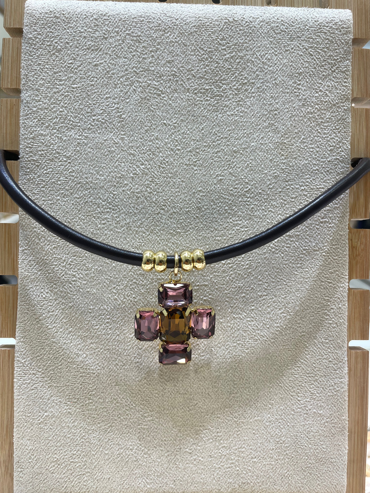 Collar cruz lila cuero