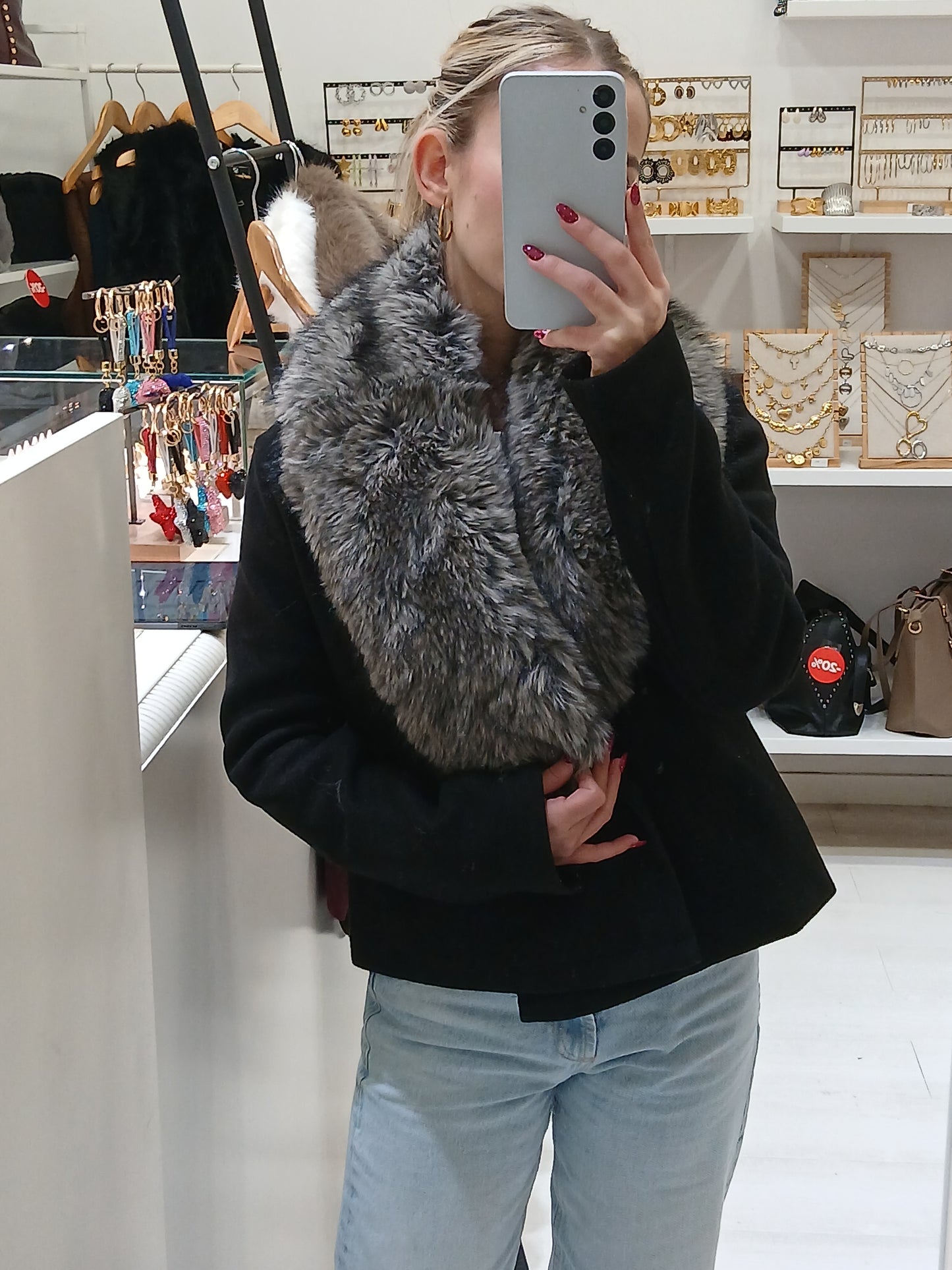 Cuello de pelo negro y gris