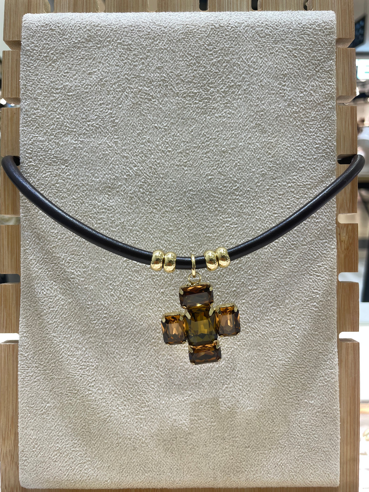 Collar cruz marrón cristal cuero