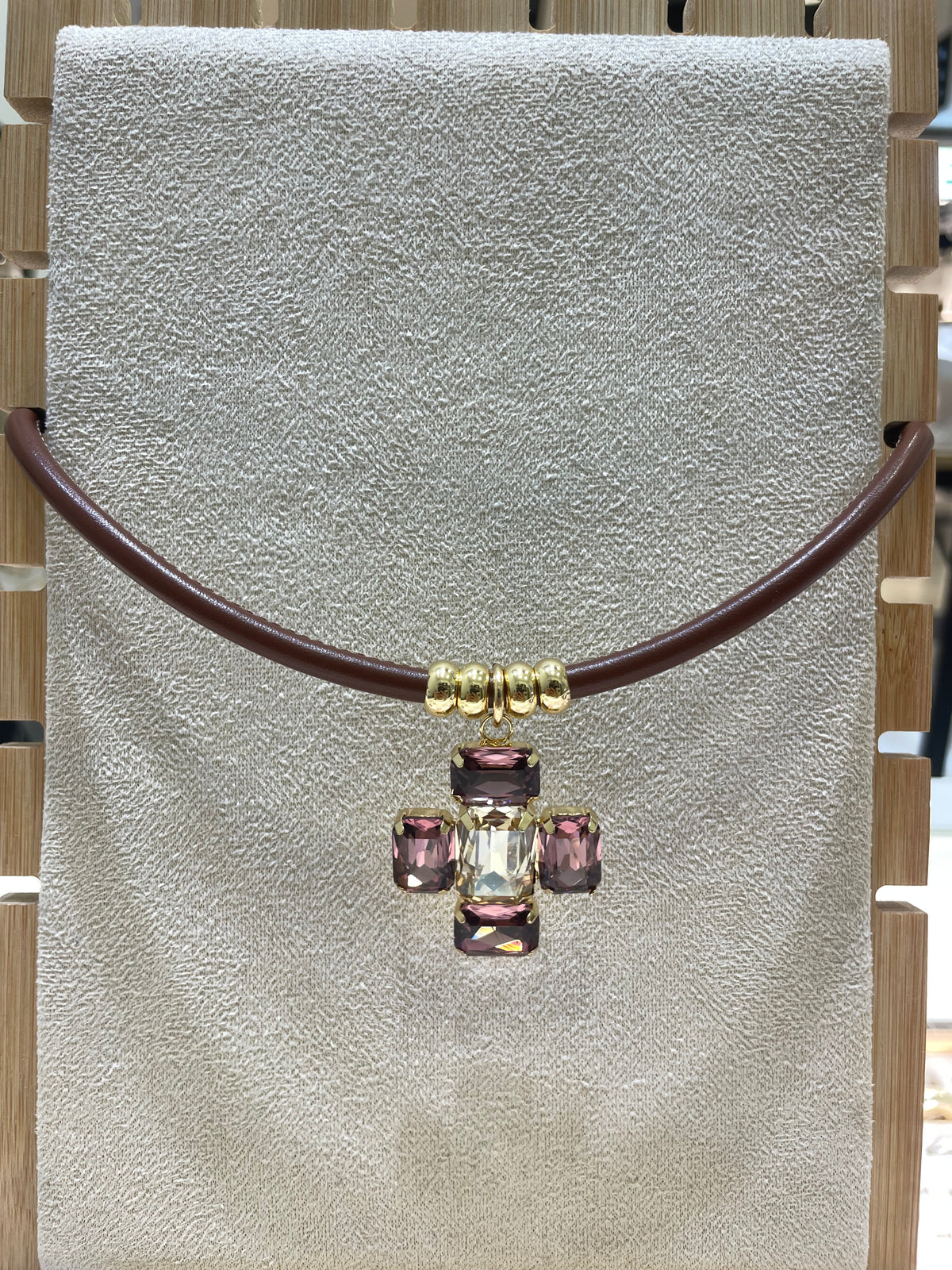Collar cruz cristal rosa cuero