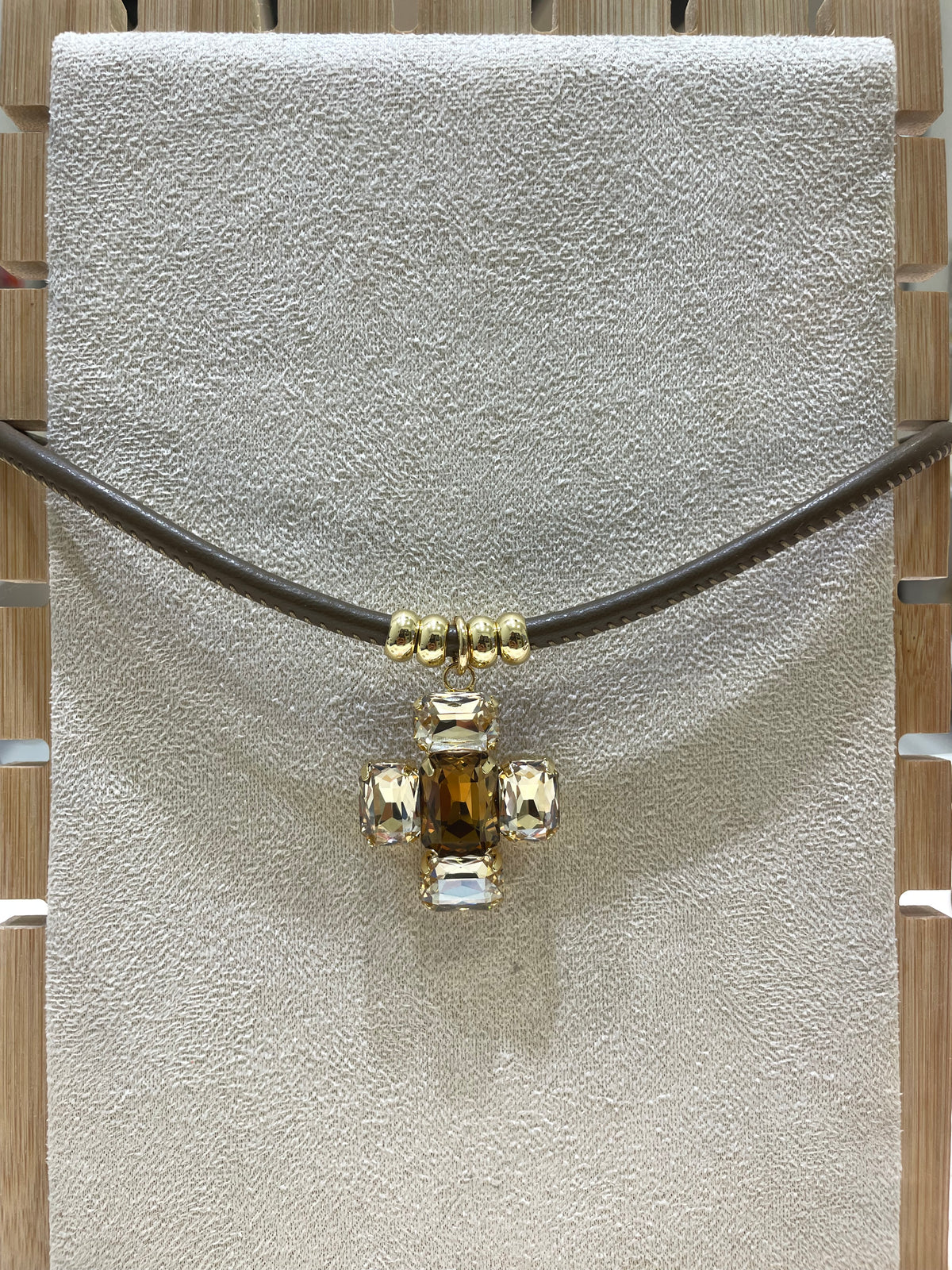 Collar cruz cristal blanca y marrón cuero claro