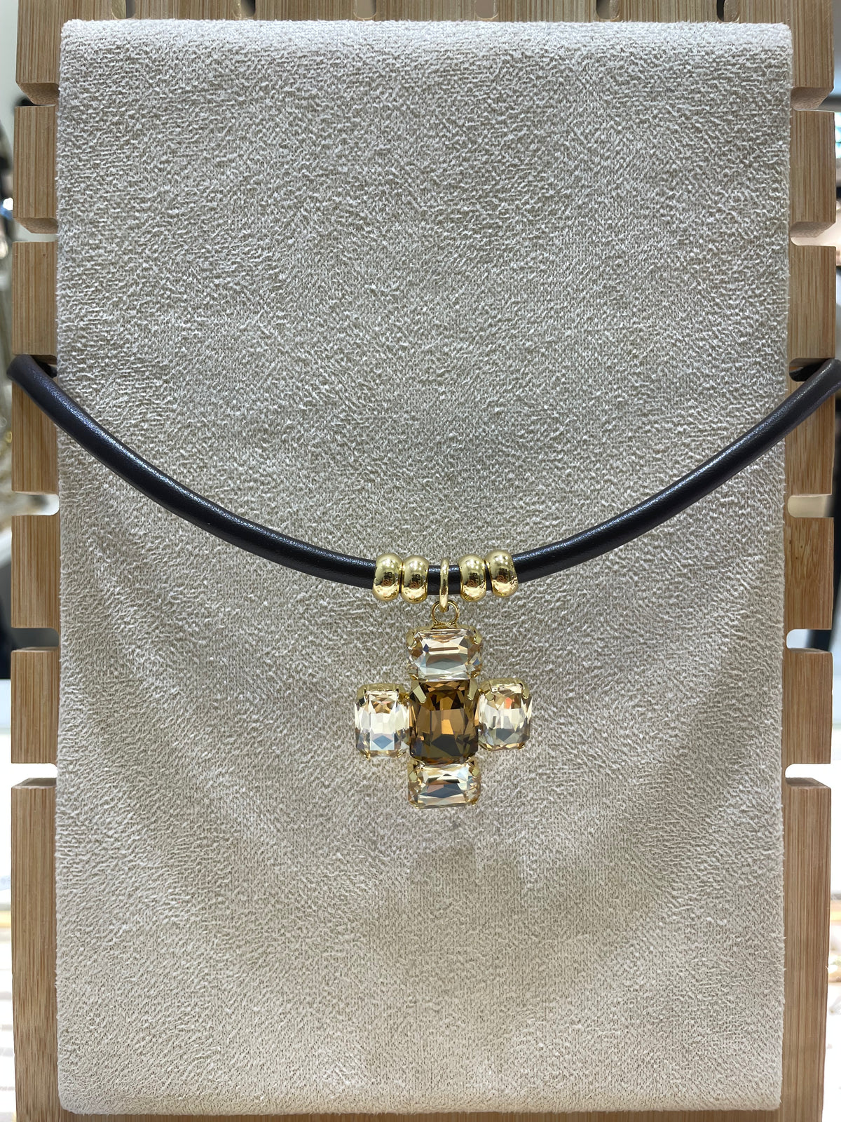 Collar cruz blanca y marrón cuero