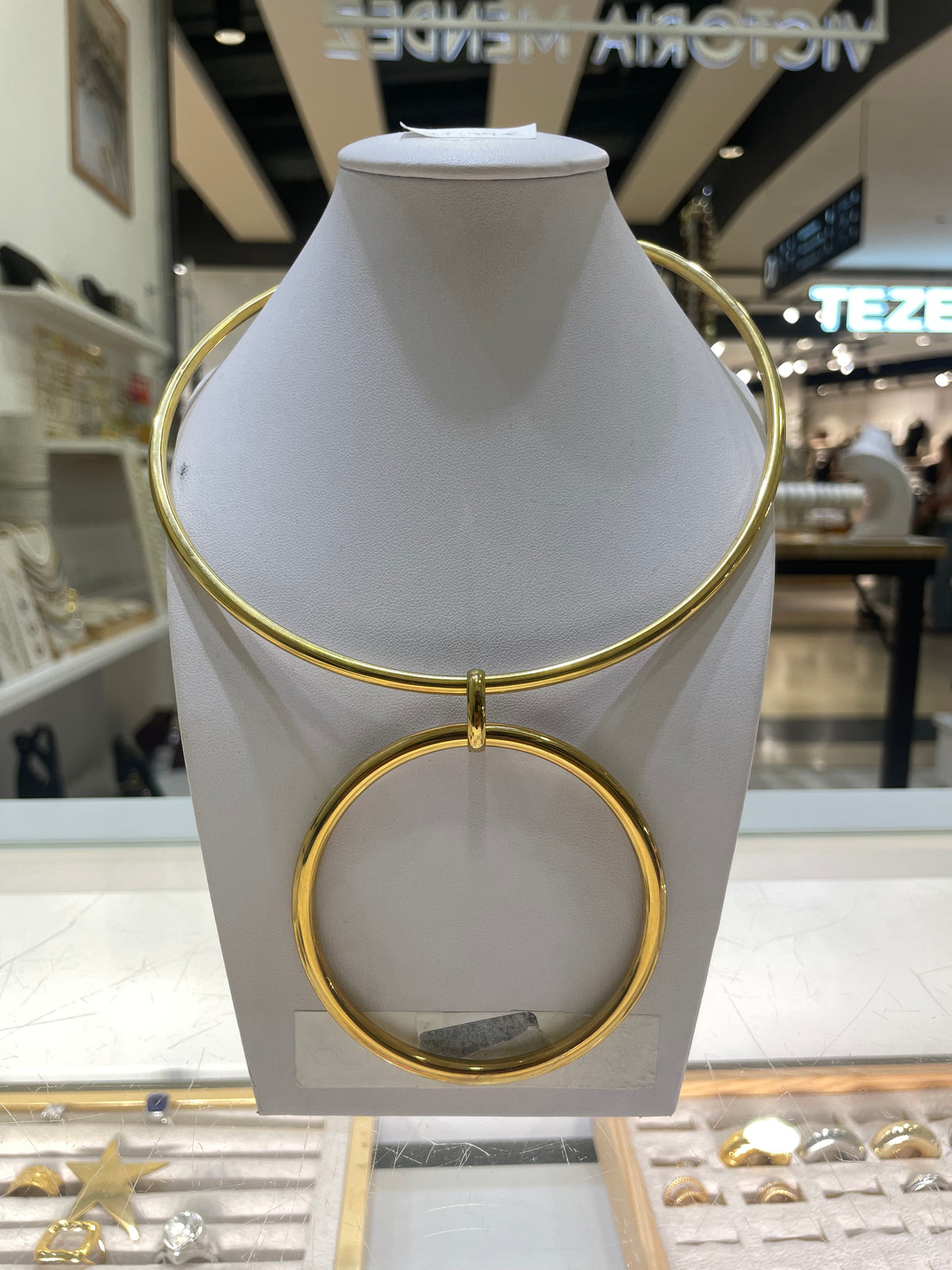 Collar circulo dorado rigido