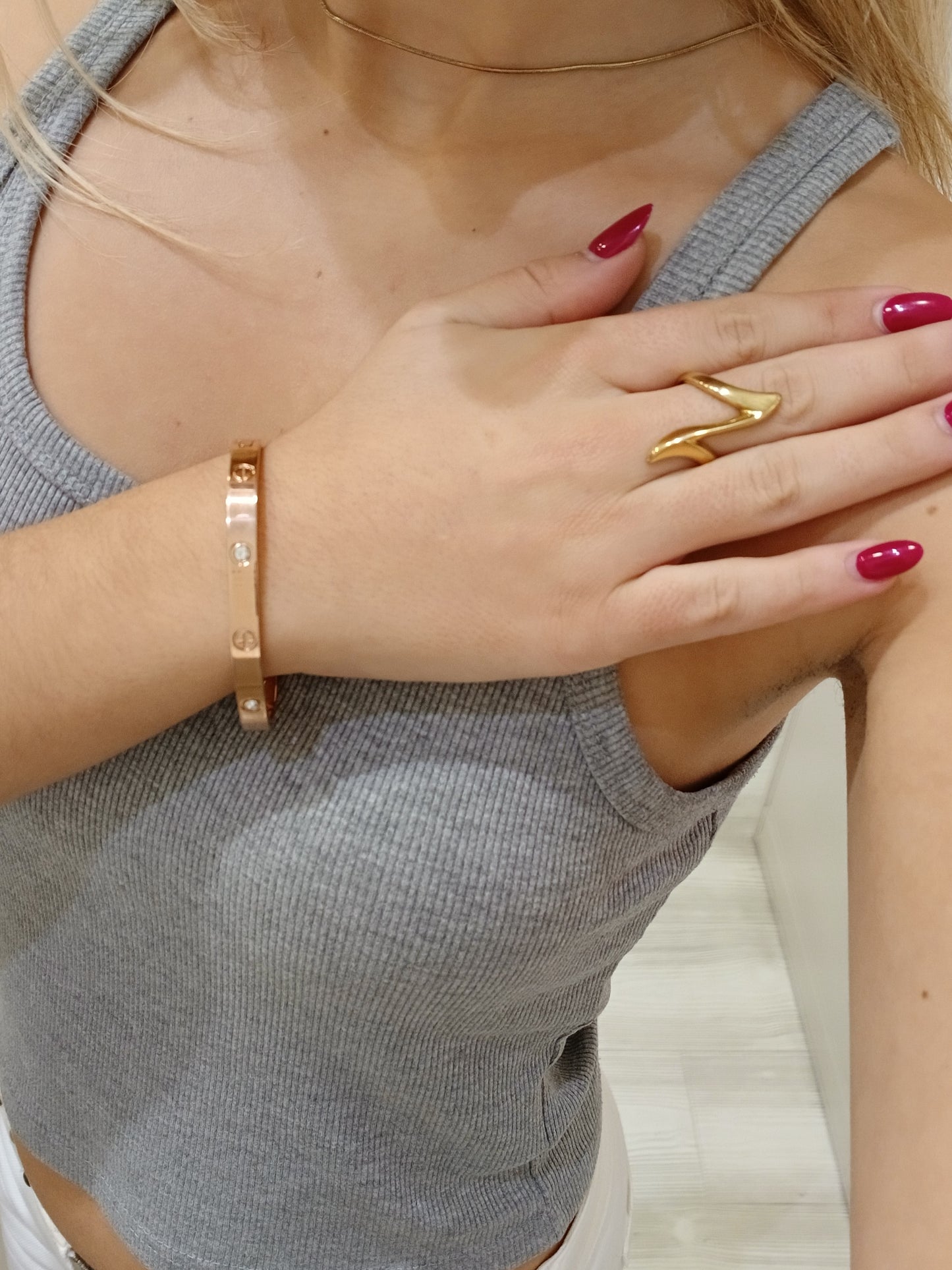 Pulsera rígida simple con brillo