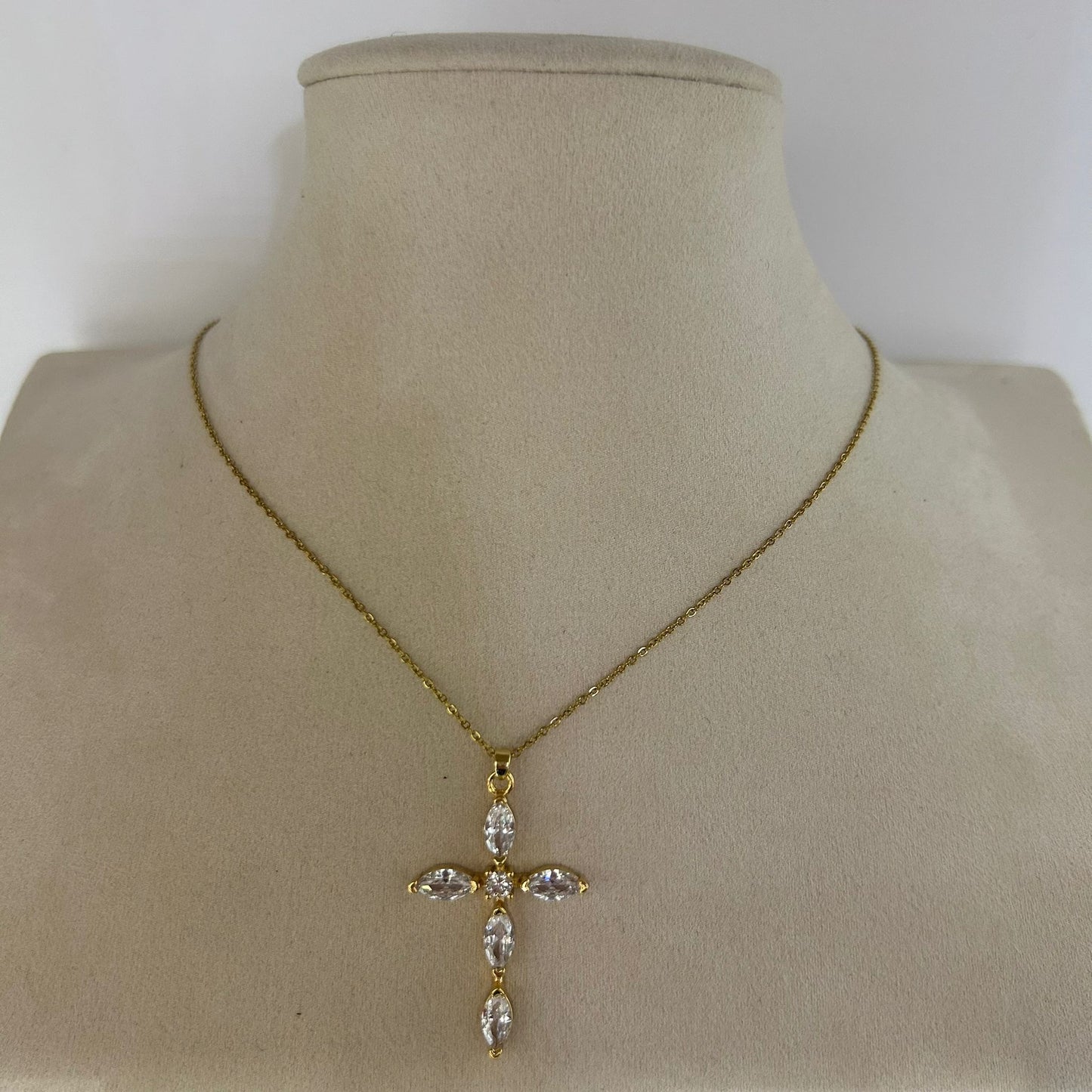 Collar Cruz Elegante