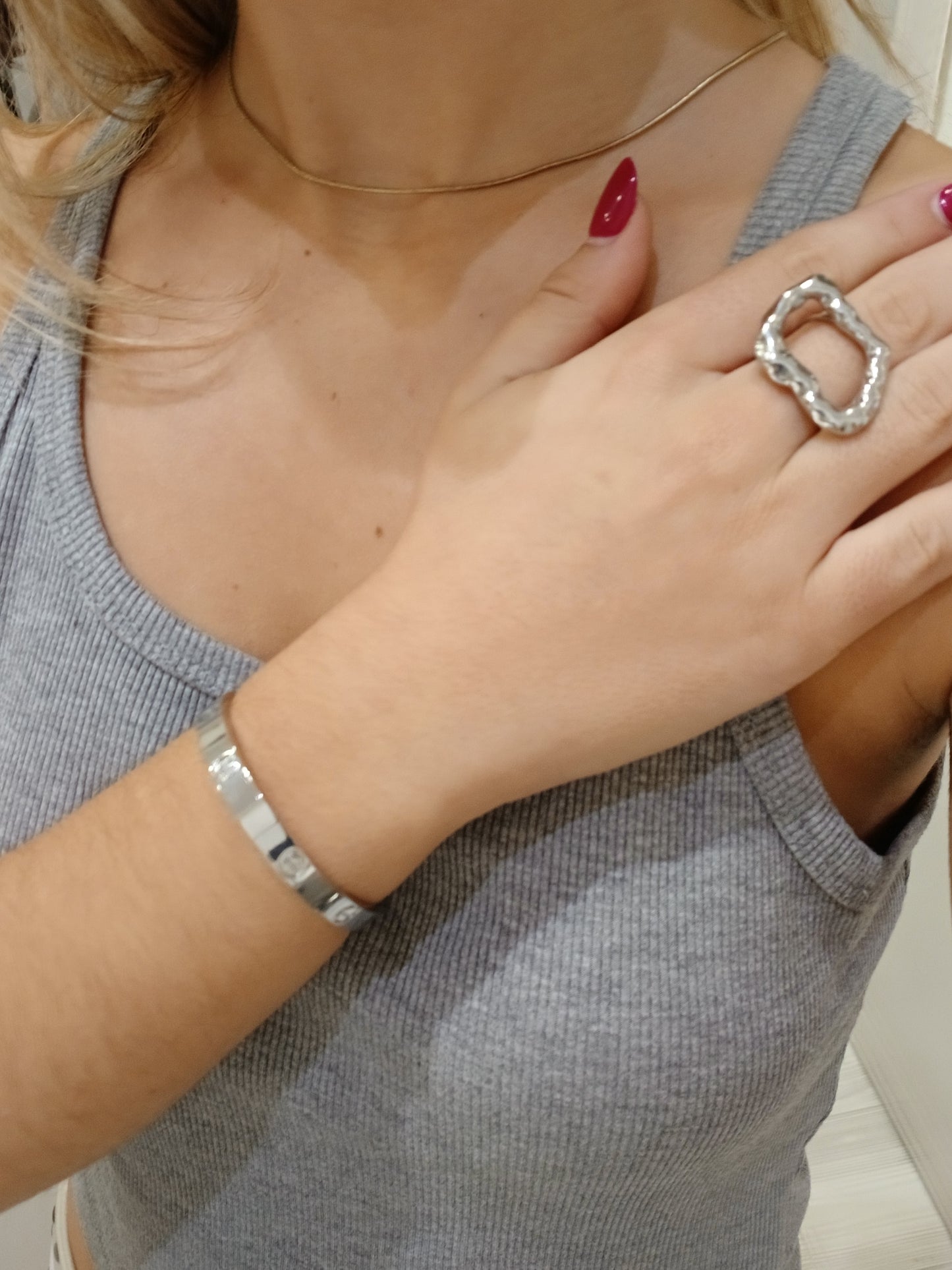 Pulsera rígida simple