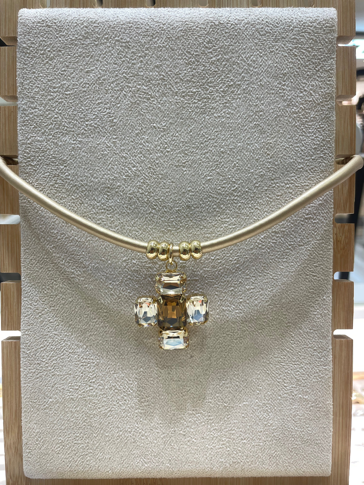 Collar cruz cristal blanca i marrón cuero dorado